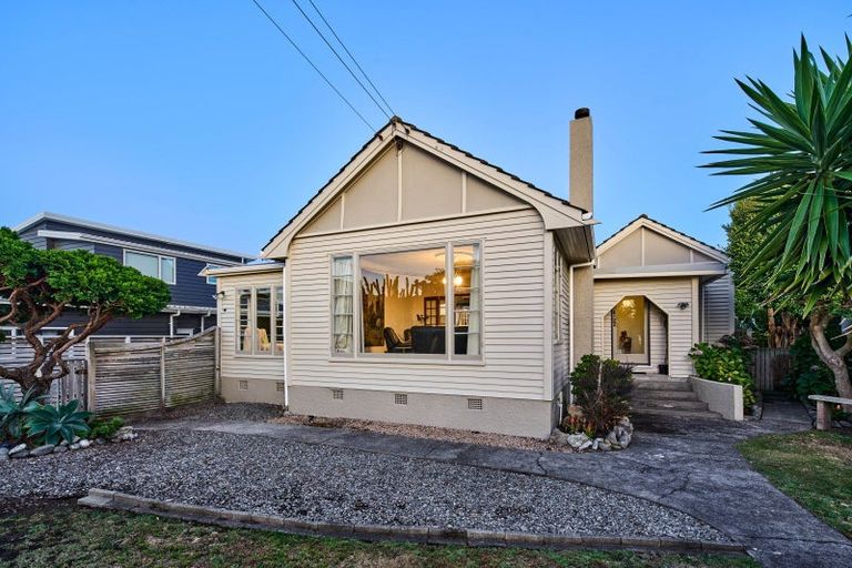 Photo of property in 135 Seaview Road, Paraparaumu Beach, Paraparaumu, 5032