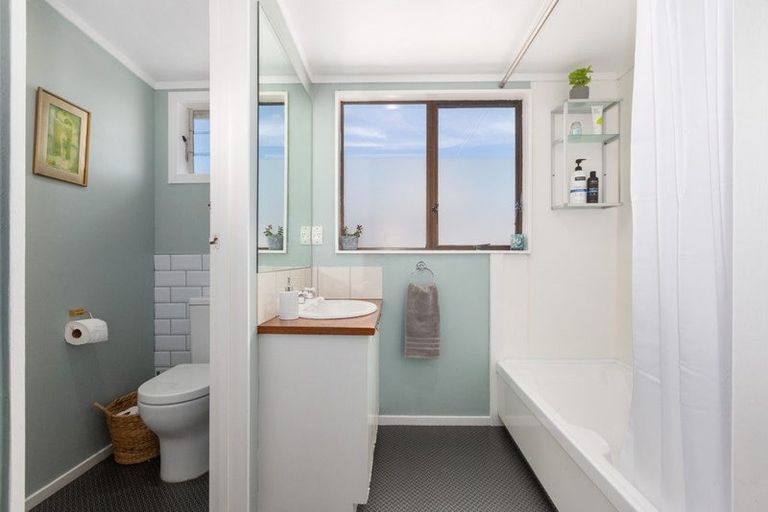 Photo of property in 19 Main Road, Titahi Bay, Porirua, 5022