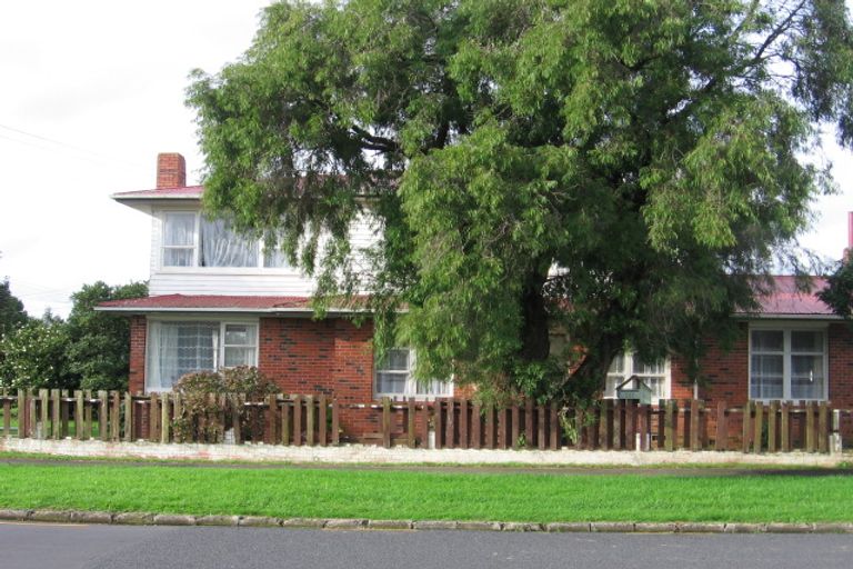 Photo of property in 2 Ranfurly Road, Papatoetoe, Auckland, 2104