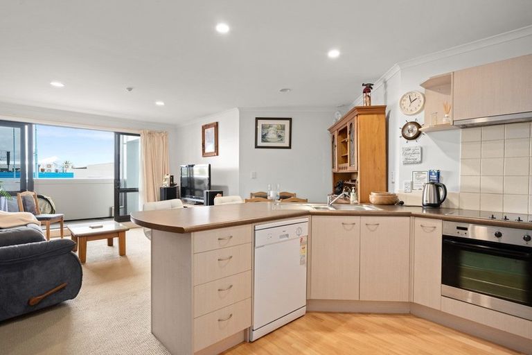 Photo of property in Paramount Apartments, 2/281 Maunganui Road, Mount Maunganui, 3116