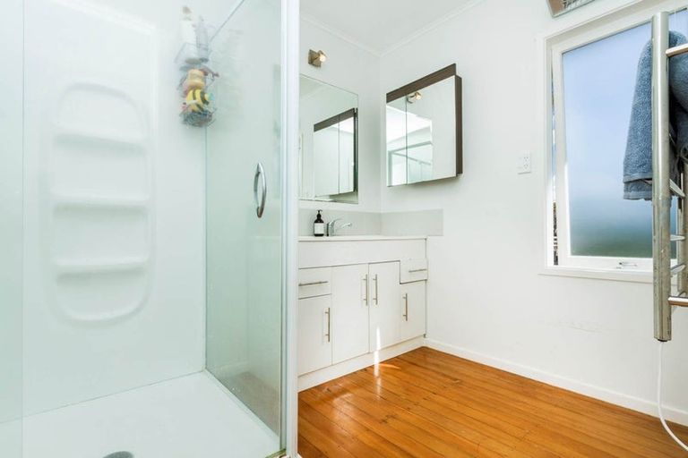 Photo of property in 2/30 Beechwood Road, Rothesay Bay, Auckland, 0630