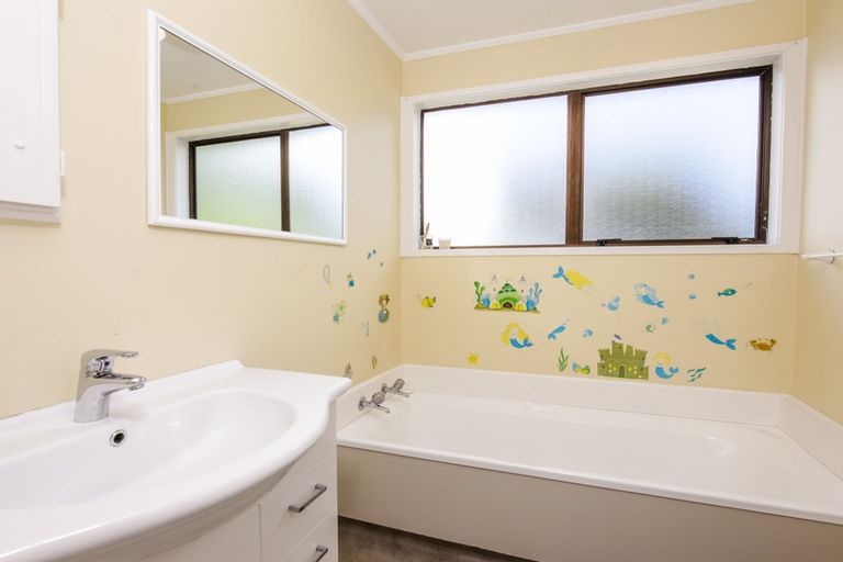 Photo of property in 10 Rena Place, West Harbour, Auckland, 0618