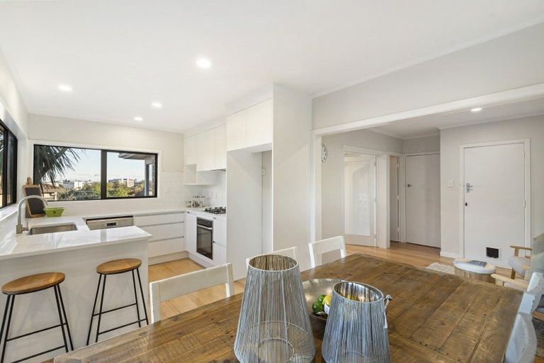 Photo of property in 43 Forrest Hill Road, Milford, Auckland, 0620