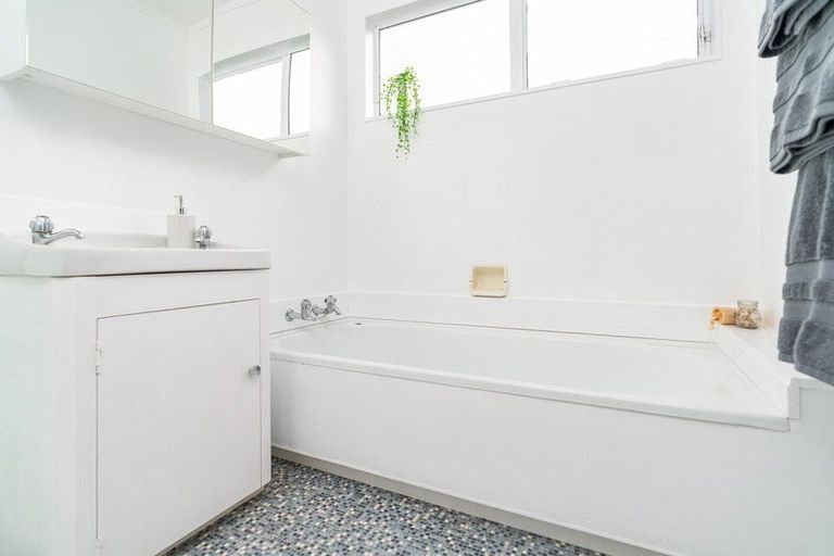 Photo of property in 104 Tauhinu Road, Miramar, Wellington, 6022