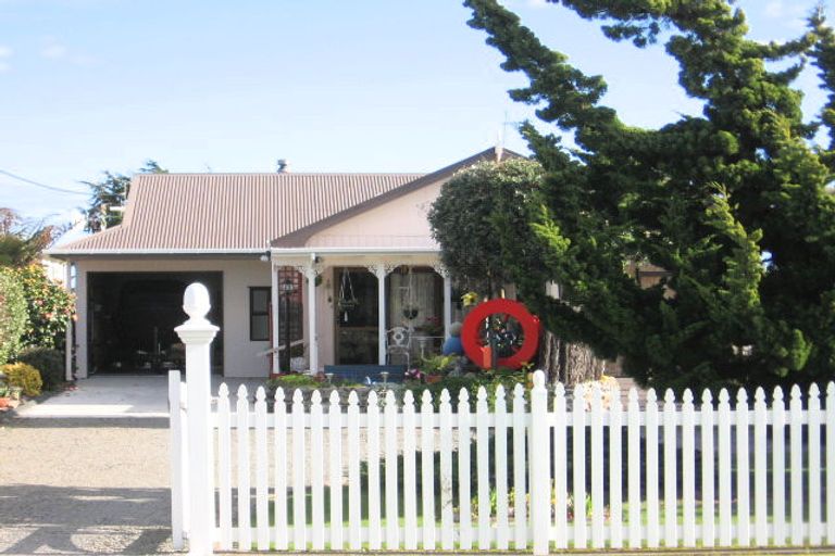 Photo of property in 22 Shortt Street, Foxton Beach, Foxton, 4815