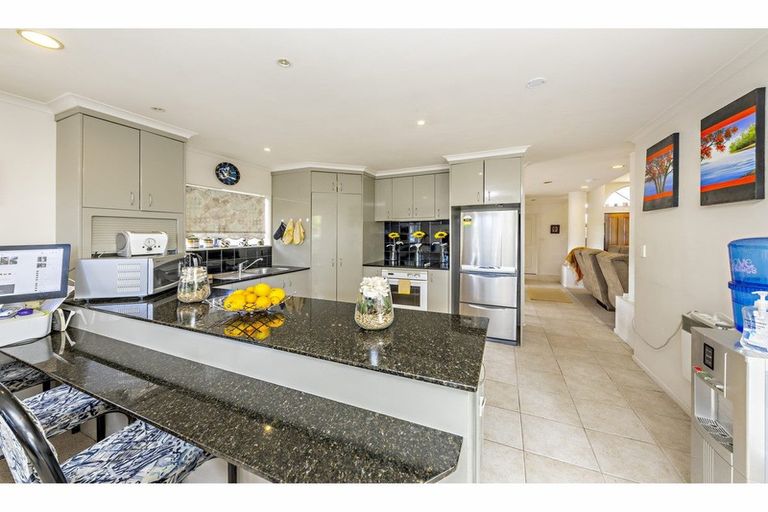 Photo of property in 11 Glenveagh Park Drive, Weymouth, Auckland, 2103