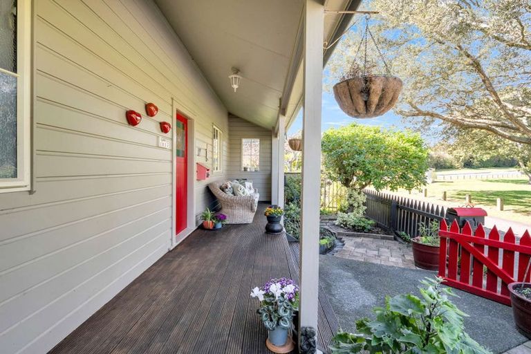 Photo of property in 16 Rangiwhea Road, Waiuku, 2123
