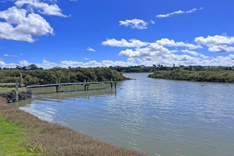 Photo of property in 10 The Terrace, Herald Island, Auckland, 0618