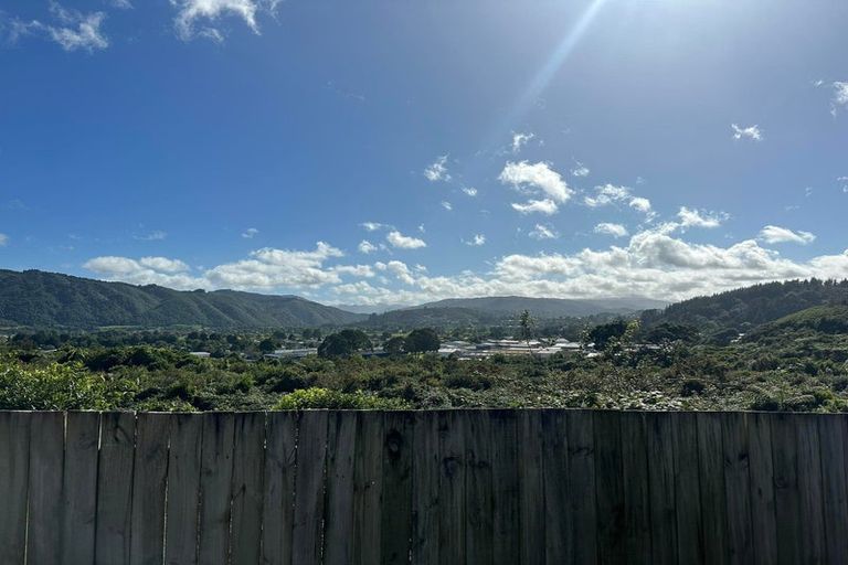 Photo of property in 35 King Charles Drive, Kingsley Heights, Upper Hutt, 5018