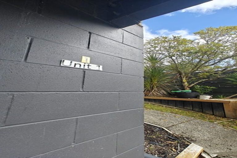 Photo of property in 1/4 Mahuta Grove, Northcote, Auckland, 0627