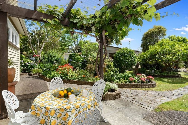 Photo of property in 723 Waitakere Road, Kumeu, 0891