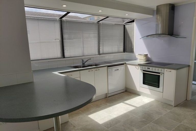 Photo of property in 60 Lewisham Street, Highland Park, Auckland, 2010