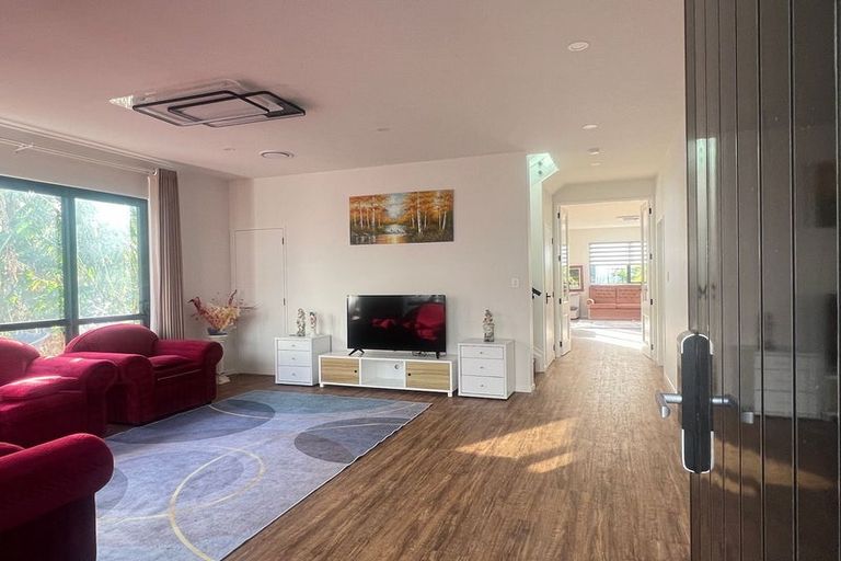 Photo of property in 25 Armstrong Place, New Lynn, Auckland, 0600