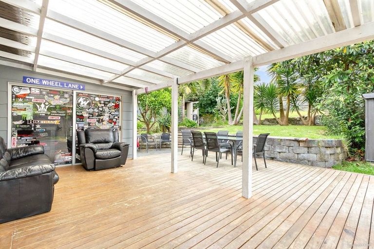 Photo of property in 38 Sylvan Crescent, Te Atatu South, Auckland, 0610
