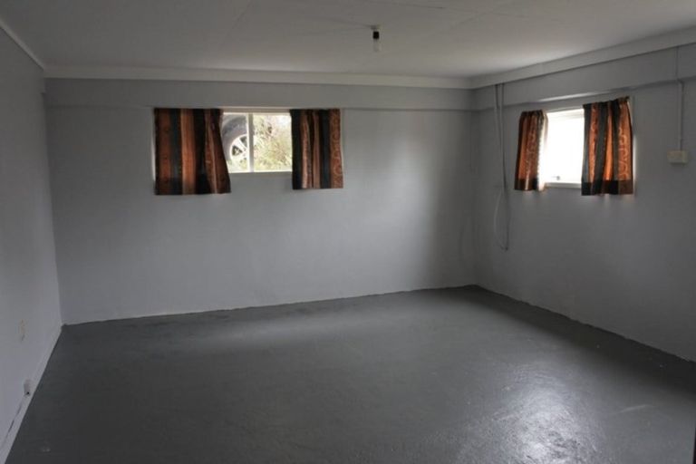 Photo of property in 33 School Road, Te Atatu South, Auckland, 0610