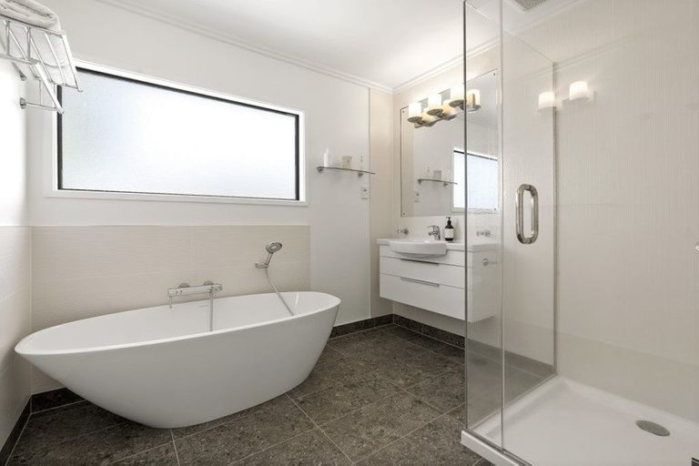 Photo of property in 11 Holyoake Place, Chatswood, Auckland, 0626