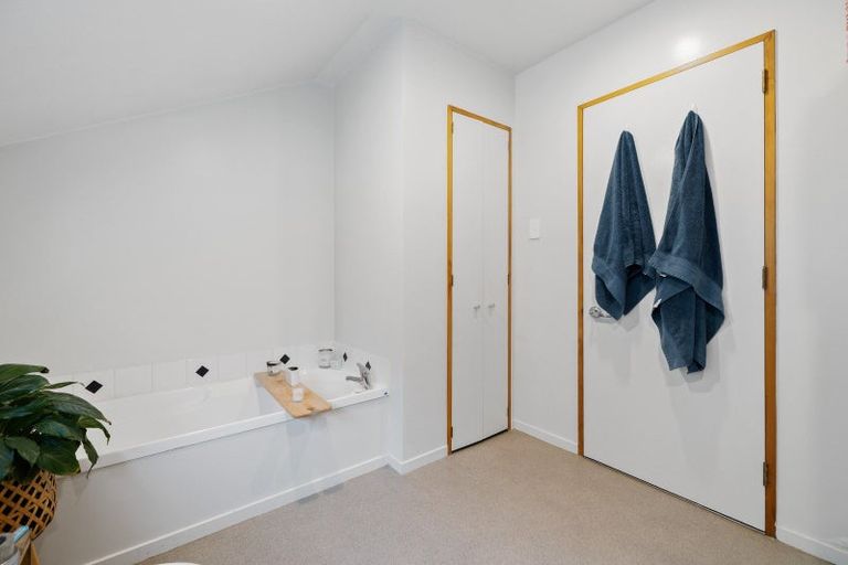 Photo of property in 32 Avalon Crescent, Fernhill, Queenstown, 9300