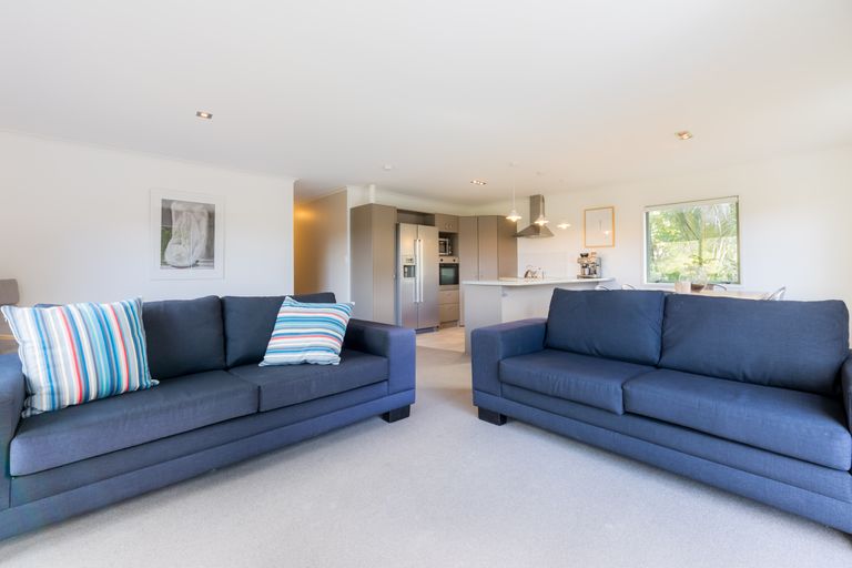 Photo of property in 85 Laingholm Drive, Laingholm, Auckland, 0604
