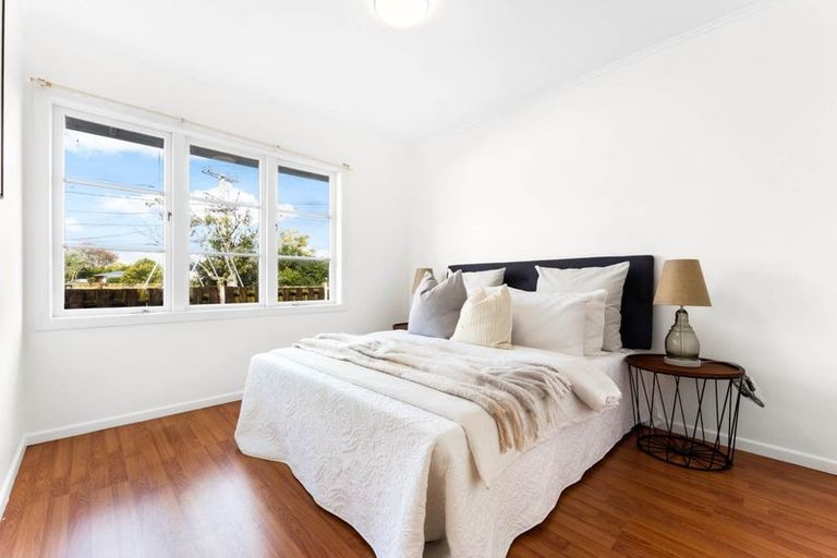 Photo of property in 4 Kirrie Avenue, Te Atatu South, Auckland, 0610