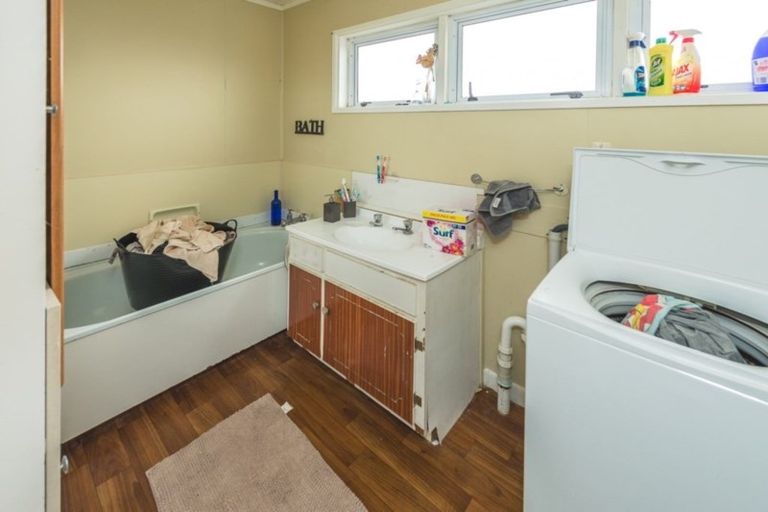 Photo of property in 32 Miro Street, Castlecliff, Whanganui, 4501