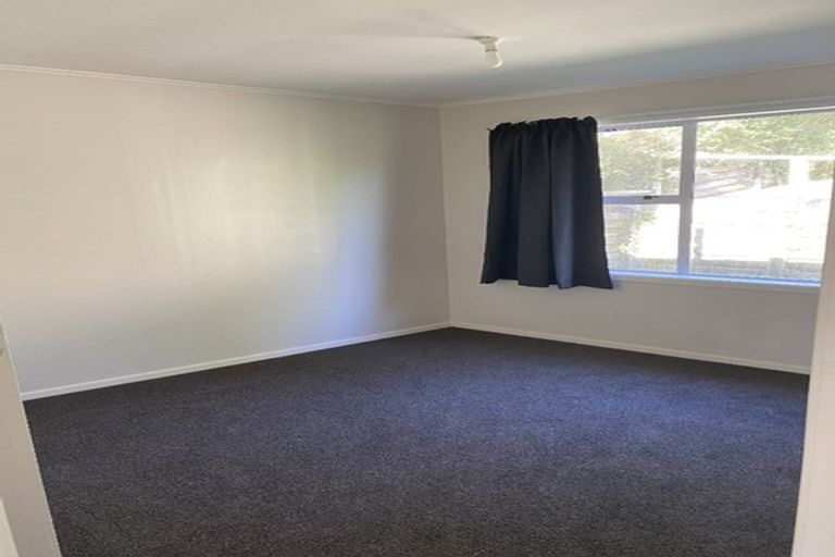 Photo of property in 34 Miles Crescent, Newlands, Wellington, 6037