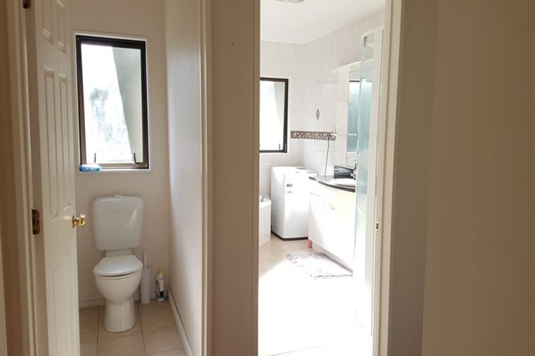 Photo of property in 2 Graham Collins Drive, Windsor Park, Auckland, 0632