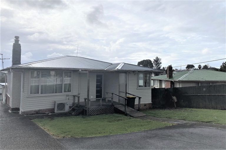 Photo of property in 37 Amberley Avenue, Te Atatu South, Auckland, 0610