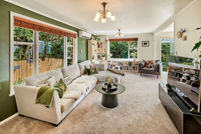 Photo of property in 60 Pomare Road, Tirohanga, Lower Hutt, 5010