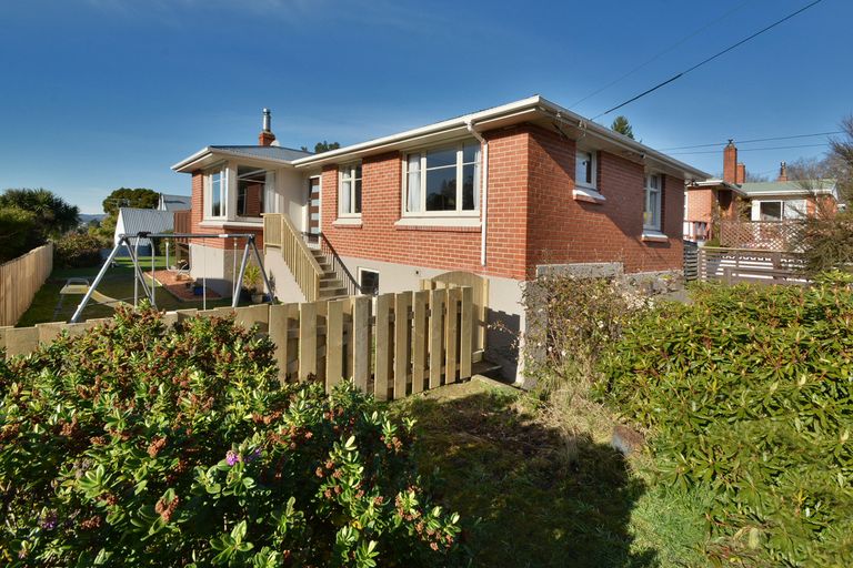 Photo of property in 10 Charters Street, Glenross, Dunedin, 9011