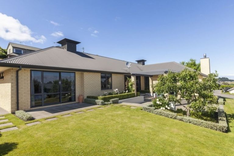 Photo of property in 25 Highcrest Heights, Westmorland, Christchurch, 8025