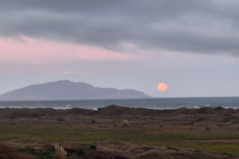 Photo of property in 17 Uxbridge Terrace, Waikawa Beach, Levin, 5573