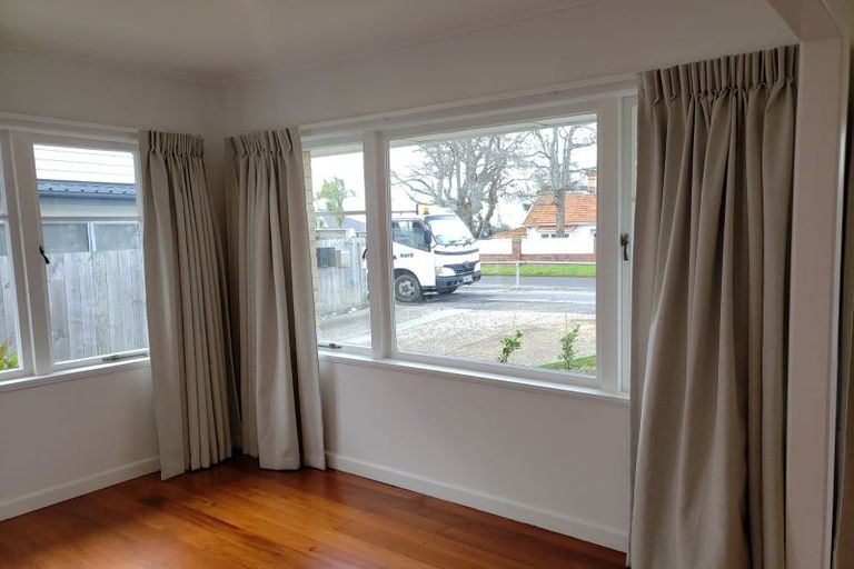 Photo of property in 8 Glenfield Road, Birkenhead, Auckland, 0626