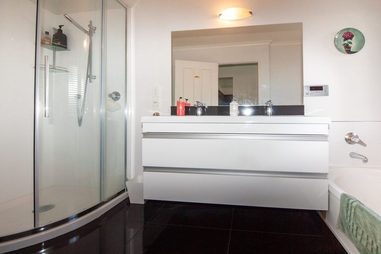 Photo of property in 6 Derry Hill, Churton Park, Wellington, 6037