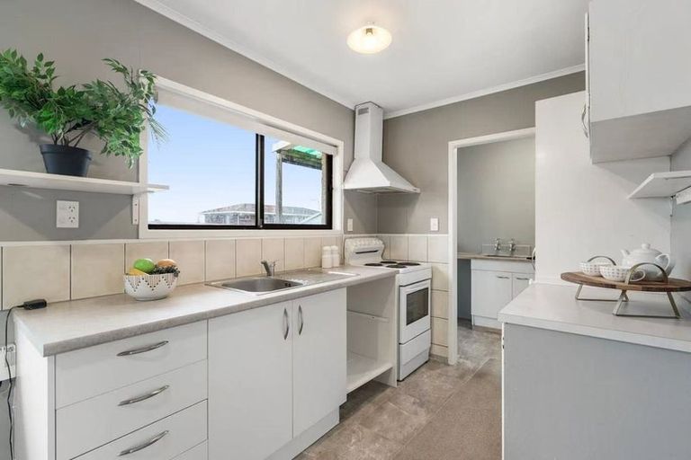 Photo of property in 1/6 Hinekohu Street, New Lynn, Auckland, 0600