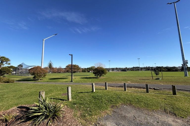 Photo of property in 6/18 Albert Road, Kelston, Auckland, 0602