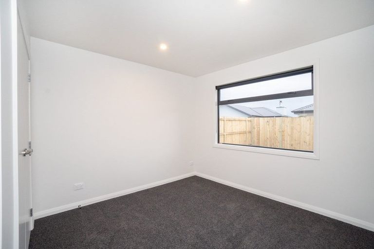 Photo of property in 77 Johnstone Drive, Fitzherbert, Palmerston North, 4410