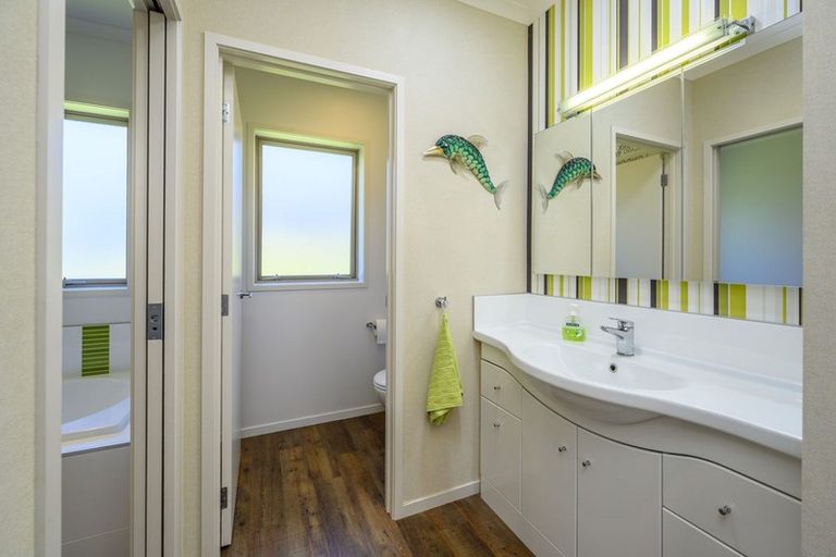 Photo of property in 5b Tupuhi Place, Highlands Park, New Plymouth, 4312