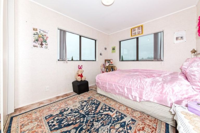 Photo of property in 4 Heversham Place, Glendene, Auckland, 0602