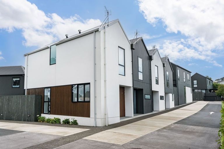 Photo of property in 5/6 Oswald Crescent, Paparangi, Wellington, 6037