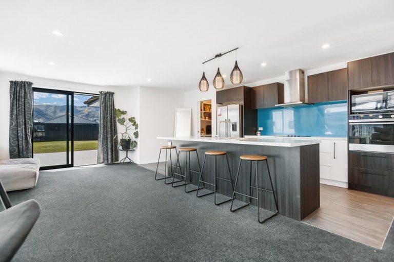 Photo of property in 10 Magpie Place, Lake Hawea, 9382