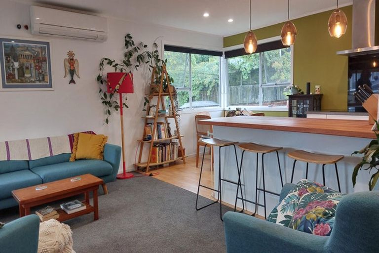 Photo of property in 6 Pankhurst Place, Sunnyvale, Auckland, 0612