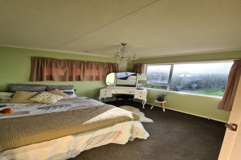 Photo of property in 35 Rhodes Drive, Kelvin Grove, Palmerston North, 4414