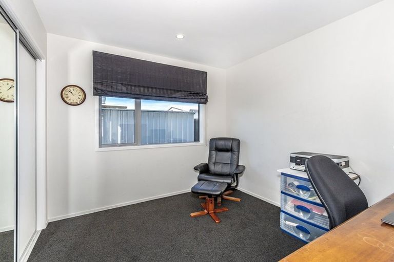 Photo of property in 21 Royal Park Drive, Parklands, Christchurch, 8083