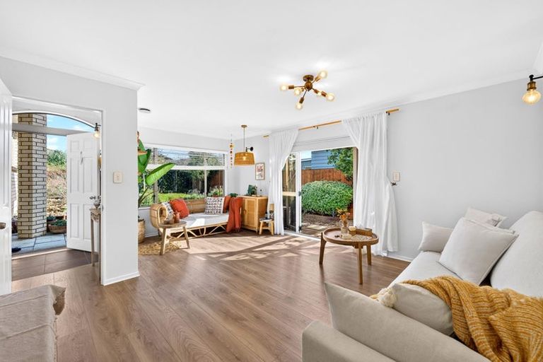 Photo of property in 3 Zefiro Drive, Massey, Auckland, 0614