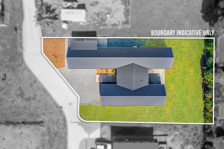 Photo of property in 35 Titoki Road, Waikanae Beach, 5036