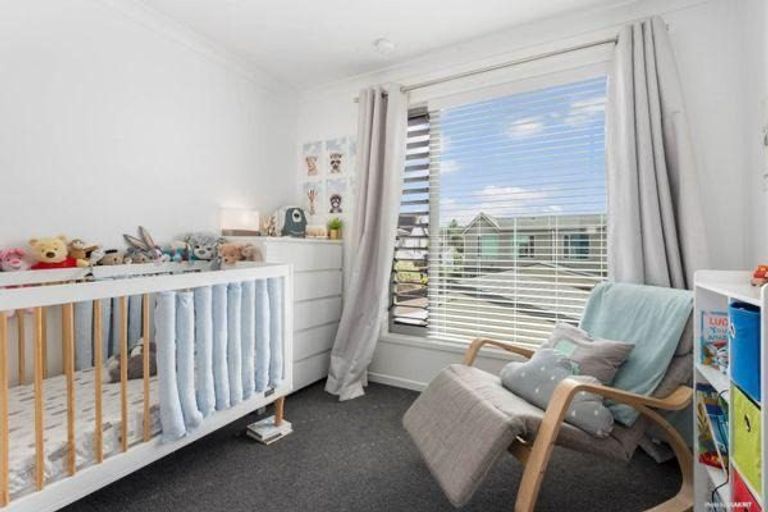 Photo of property in 9h Clearwater Cove, West Harbour, Auckland, 0618