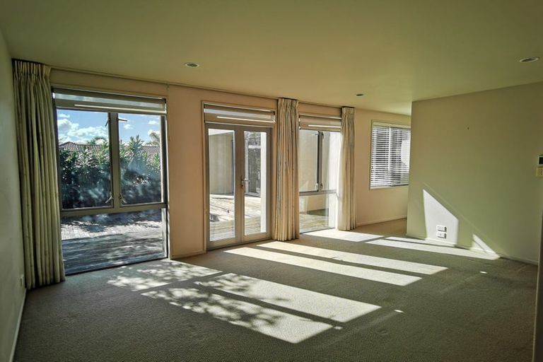 Photo of property in 20 Bournemouth Terrace, Murrays Bay, Auckland, 0630