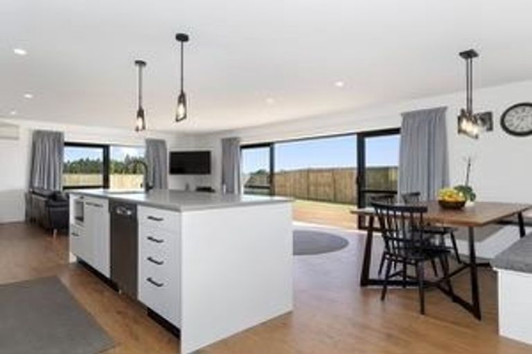 Photo of property in 16 Charlotte Drive, Omokoroa, 3114