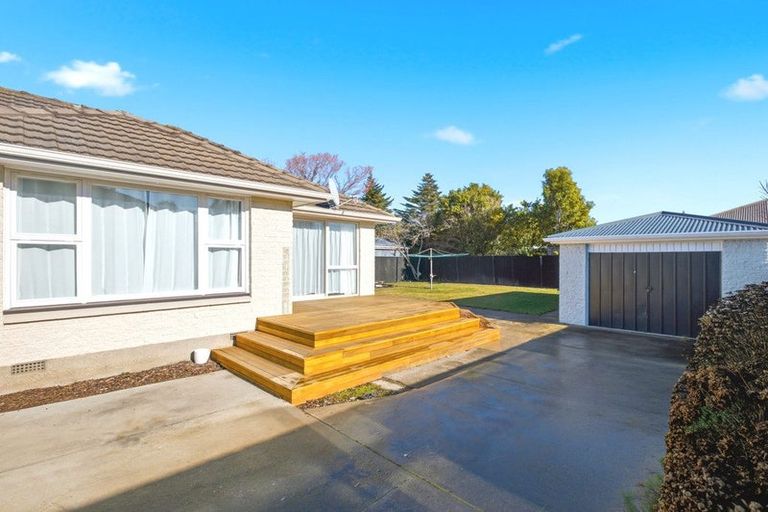 Photo of property in 33 Fovant Street, Russley, Christchurch, 8042