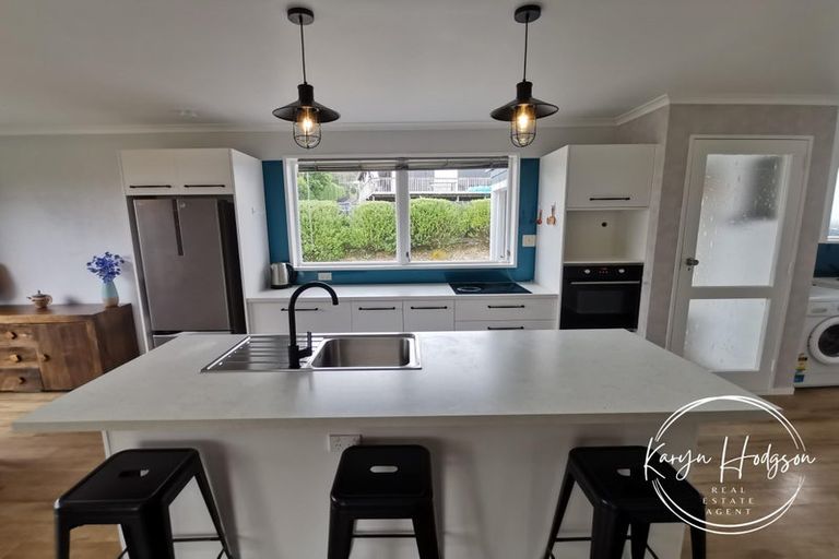 Photo of property in 9 Whaka Street, Maungaturoto, 0520